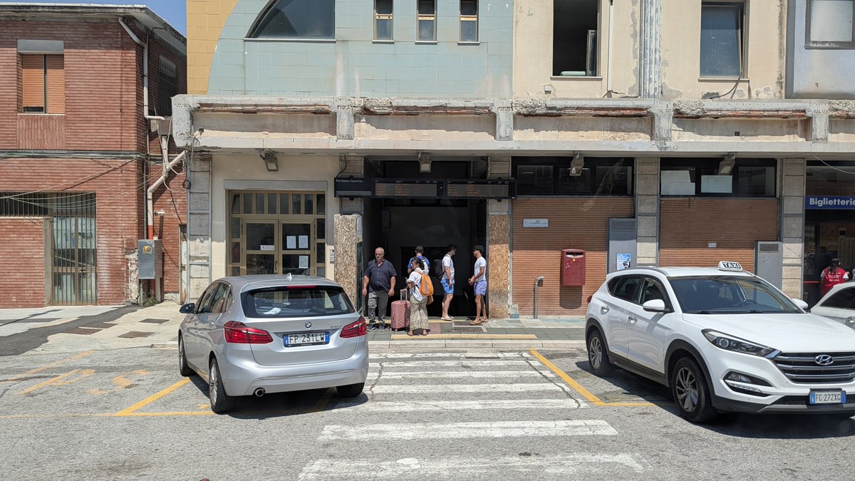 BlueBlackMind's tweet photo. Ma è possibile avere una stazione dei treni in queste condizioni? Al limite dell'agibilità? Invece del ponte immaginario.. Sarebbe utile che il ministro dei trasporti si occupi di queste infrastrutture che sono a suo diretto governo ed in essere, w il turismo
@Noiconsalvini https://t.co/R5o1mtSGAR