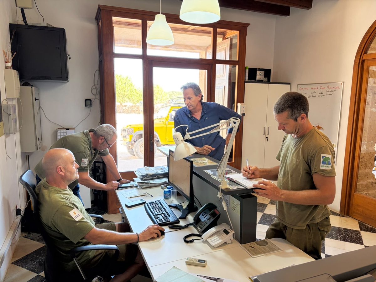 AgriculturaGOIB's tweet photo. Seguiment sobre el terreny del dispositiu per l’#Eclipsi2026.

El secretari general i responsable dels AMAs, Miquel Obrador, ha visitat els efectius desplegats a Son Real i al Parc Natural de Llevant, entre altres llocs.

🔎 Vigilància i prevenció durant tota la jornada. https://t.co/1zac7pzgLq