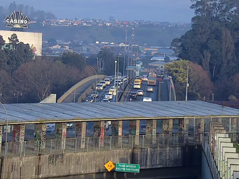 TTILosLagos's tweet photo. ⚠️ (08:39) Alto flujo vehicular en sector de acceso y salida #Rahue por el Puente San Pedro. Conduzca con precaución, respetando velocidad permitida y señalización. #Osorno https://t.co/h0wgTisxfT