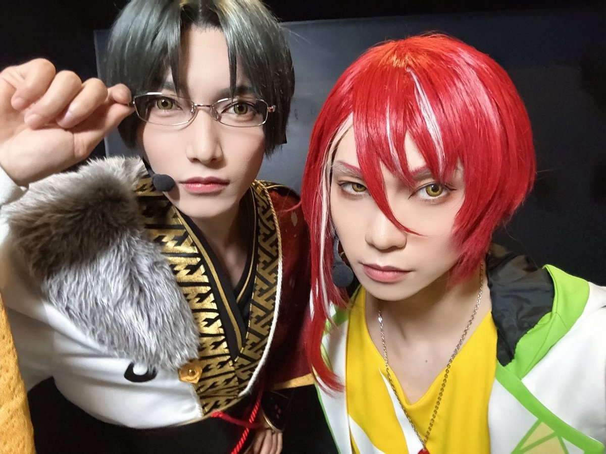 hiroki_kajita's tweet photo. 真白と逆先と🐰🪄

挙手しているだけに見えるが、兎耳と認識してくれ👓
#あんステ #紅月 #蓮巳敬人 https://t.co/4A5MsRzQCN