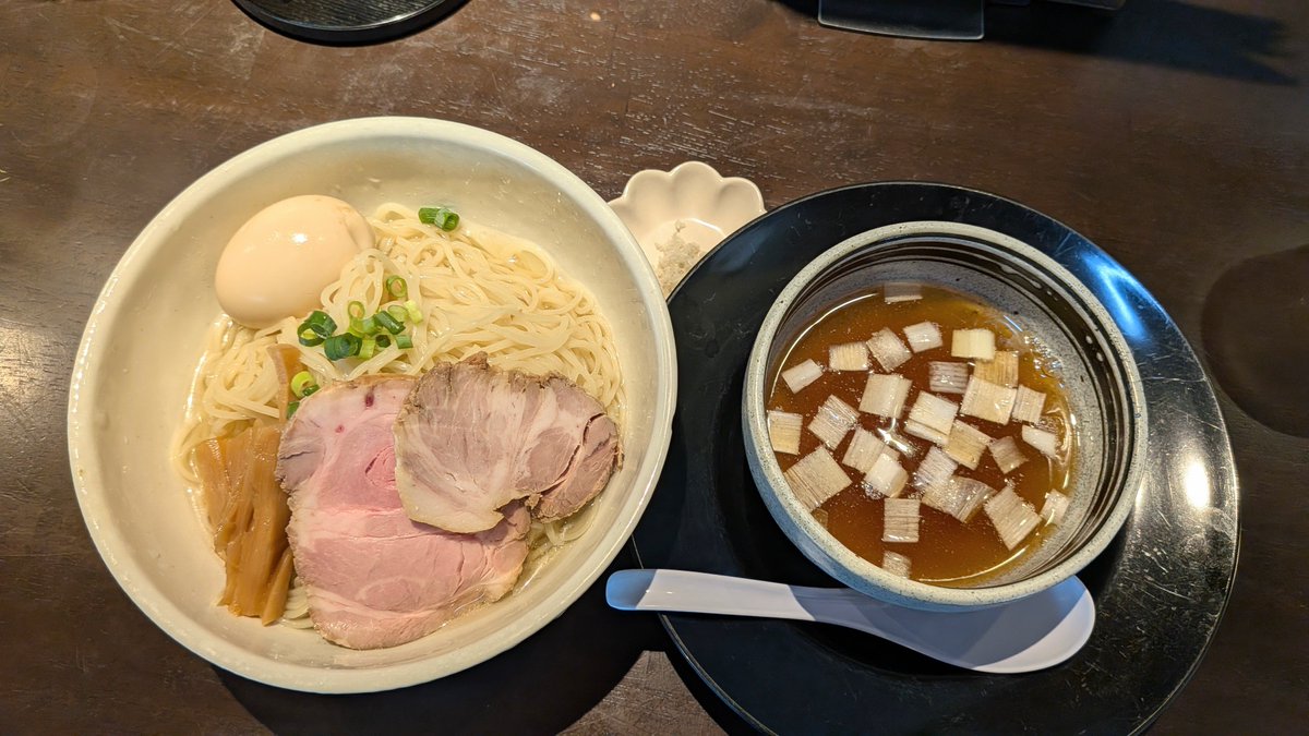 MeeranTakuo's tweet photo. 那須烏山市@中華蕎麦　禅✴️焼き煮干し昆布水つけ麺🍜鶏皮餃子３個🥟13時頃の訪問🚙少々の待ち後、店内カウンターへ👌焼き煮干のつけ汁は、強めな出汁感で良い感じ🎵細麺、チャーシュー、昆布水も👌女性の店員さん、元気そうで良かった😊🎵今日も、ごちそうさまでした😌🖐️ https://t.co/AWq2eIBILI