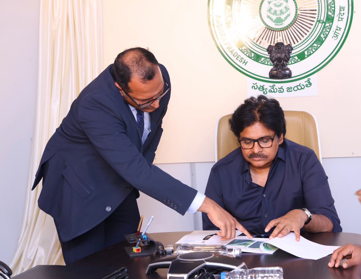 APDeputyCMO's tweet photo. ఉప్పాడ తీర రక్షణకు ఐఐటీ-మద్రాస్‌తో ఎం.ఒ.యు

* ఉప ముఖ్యమంత్రి శ్రీ @PawanKalyan గారి సమక్షంలో ఒప్పందం
* రక్షణ గోడ డిజైన్, డీపీఆర్, పర్యవేక్షణ బాధ్యతలు చూడనున్న ఐఐటీ మద్రాస్ 
* నవంబర్ నుంచి పనులకు శ్రీకారం
* ⁠రూ.323 కోట్లతో తీర ప్రాంత రక్షణ గోడ నిర్మాణం 

సముద్ర కోతతో తీవ్రంగా దెబ్బ తింటున్న ఉప్పాడ తీర ప్రాంత పరిరక్షణకు  కీలక ముందడుగు పండింది. కాకినాడ జిల్లా పిఠాపురం నియోజకవర్గంలోని ఈ తీర ప్రాంత రక్షణ గోడ నిర్మాణానికి అవసరమైన డిజైన్, సమగ్ర ప్రాజెక్ట్ రిపోర్టు (డీపీఆర్), సాంకేతిక పర్యవేక్షణ బాధ్యతలను ఐఐటీ - మద్రాస్‌కు అప్పగిస్తూ ఉప ముఖ్యమంత్రి శ్రీ పవన్ కళ్యాణ్ గారి సమక్షంలో బుధవారం మంగళగిరి క్యాంపు కార్యాలయంలో అవగాహన ఒప్పందం  కుదిరింది. రూ.323 కోట్లతో ఈ తీర ప్రాంత రక్షణ గోడ నిర్మాణం కానుంది. కేంద్ర ప్రభుత్వ విపత్తు నిర్వహణ నిధి (ఎన్.డి.ఎమ్.ఎఫ్) ఆమోదంతో చేపట్టనున్న ఈ ప్రతిష్టాత్మక ప్రాజెక్టుకు రాష్ట్ర విపత్తు నిర్వహణ సంస్థ (ఎస్.డి.ఎమ్.ఏ.) నోడల్ ఏజెన్సీగా వ్యవహరించనుంది. నిర్మాణ పనులను క్షేత్రస్థాయిలో అమలు చేసే ఎగ్జిక్యూటివ్ ఏజెన్సీగా ఏపీ మారిటైమ్ బోర్డు బాధ్యతలు నిర్వహించనుంది.

ఐఐటీ మద్రాస్ నిపుణుల సాంకేతిక సూచనలు, శాస్త్రీయ అధ్యయనాల ఆధారంగా ఉప్పాడ తీర ప్రాంతానికి అనువైన రక్షణ చర్యలను రూపొందించనున్నారు. తీర కోత తీవ్రత, సముద్ర ప్రవాహాలు, అలల ప్రభావం తదితర అంశాలను సమగ్రంగా అధ్యయనం చేసి, వాటికి అనుగుణంగా తీర రక్షణ నిర్మాణాల డిజైన్‌ను సిద్ధం చేయనున్నారు. 

• నవంబర్ నుంచి పనులు ప్రారంభం
ఐఐటీ మద్రాస్‌తో అధికారిక ఒప్పందానికి సంబంధించిన ప్రక్రియ పూర్తికావడంతో, రానున్న నవంబర్ నుంచి ప్రాజెక్టు పనులను ప్రారంభించేందుకు జిల్లా యంత్రాంగం ఏర్పాట్లు చేస్తోంది. ఉప్పాడ తీర ప్రాంత ప్రజలు, మత్స్యకార గ్రామాల రక్షణకు ఈ ప్రాజెక్టు అత్యంత ప్రాధాన్యత కలిగినదిగా అధికారులు భావిస్తున్నారు.  ఈ కార్యక్రమంలో కాకినాడ కలెక్టర్ శ్రీ ఎమ్.ఎన్.హరేంధిర ప్రసాద్, పొల్యూషన్ కంట్రోల్ బోర్డ్ మెంబర్ సెక్రటరీ శ్రీ శరవణన్, పాడా డైరెక్టర్ డా. ఎన్.వి. శివరామ ప్రసాద్, ఐఐటీ మద్రాస్ ఓషన్ ఇంజనీరింగ్ విభాగం ప్రొఫెసర్ శ్రీ ఎస్.ఎ.సన్నాసిరాజ్,  రాష్ట్ర విపత్తు నిర్వహణ సంస్థ  ఎగ్జిక్యూటివ్ డైరెక్టర్ శ్రీమతి ఖతీబ్ కౌసర్ బానో,  ఆంధ్రప్రదేశ్ మారిటైమ్ బోర్డ్ చీఫ్ ఇంజనీర్ శ్రీ జి.వి.రాఘవరావు తదితరులు పాల్గొన్నారు.

@iitmadras