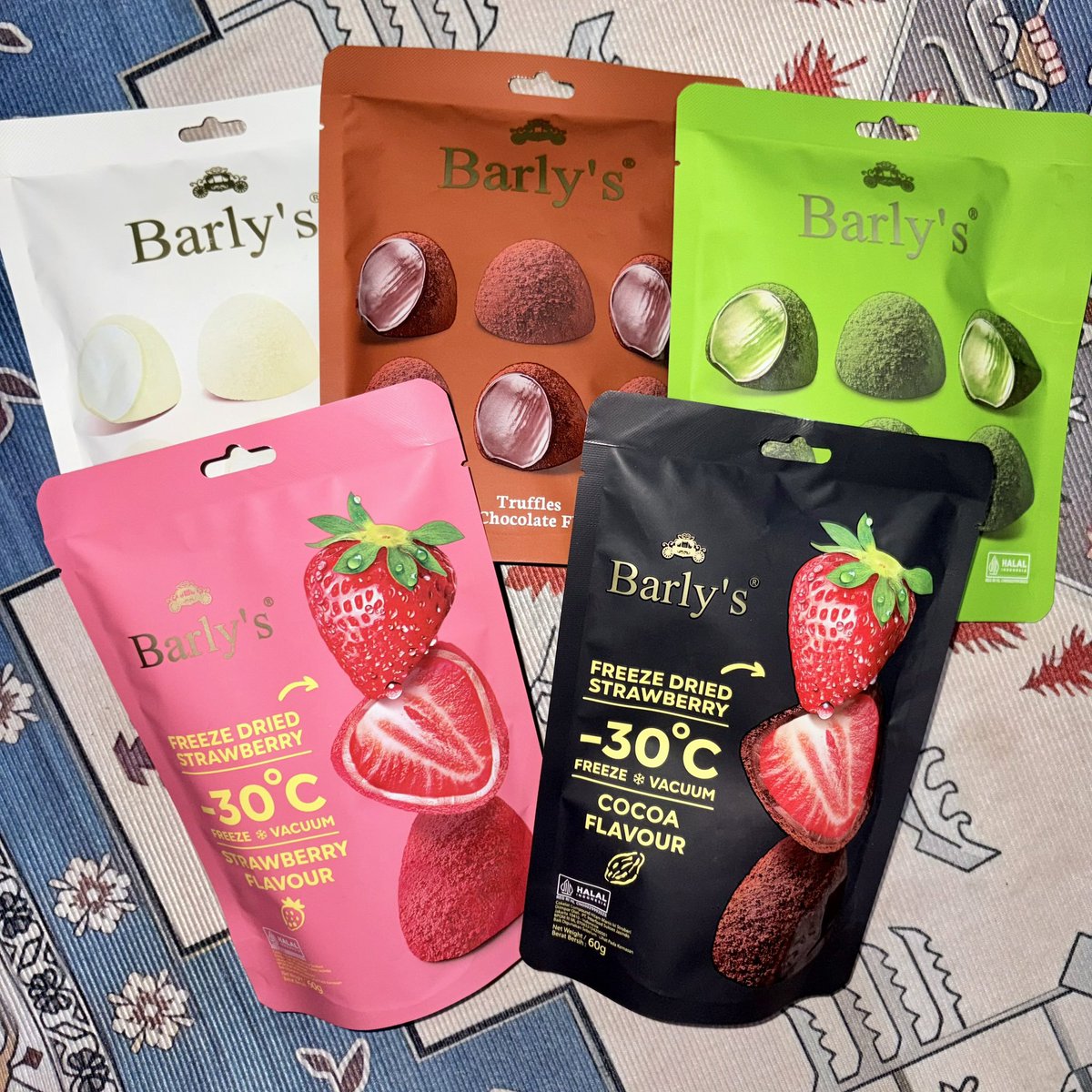 naybeets's tweet photo. mamaku beli coklat ini asal comot doang, pas sampe rumah baru ngeh....
lah kok aneh ya? ada yang janggal tapi apanya 😌☝🏻 https://t.co/X8OyVdvkM8