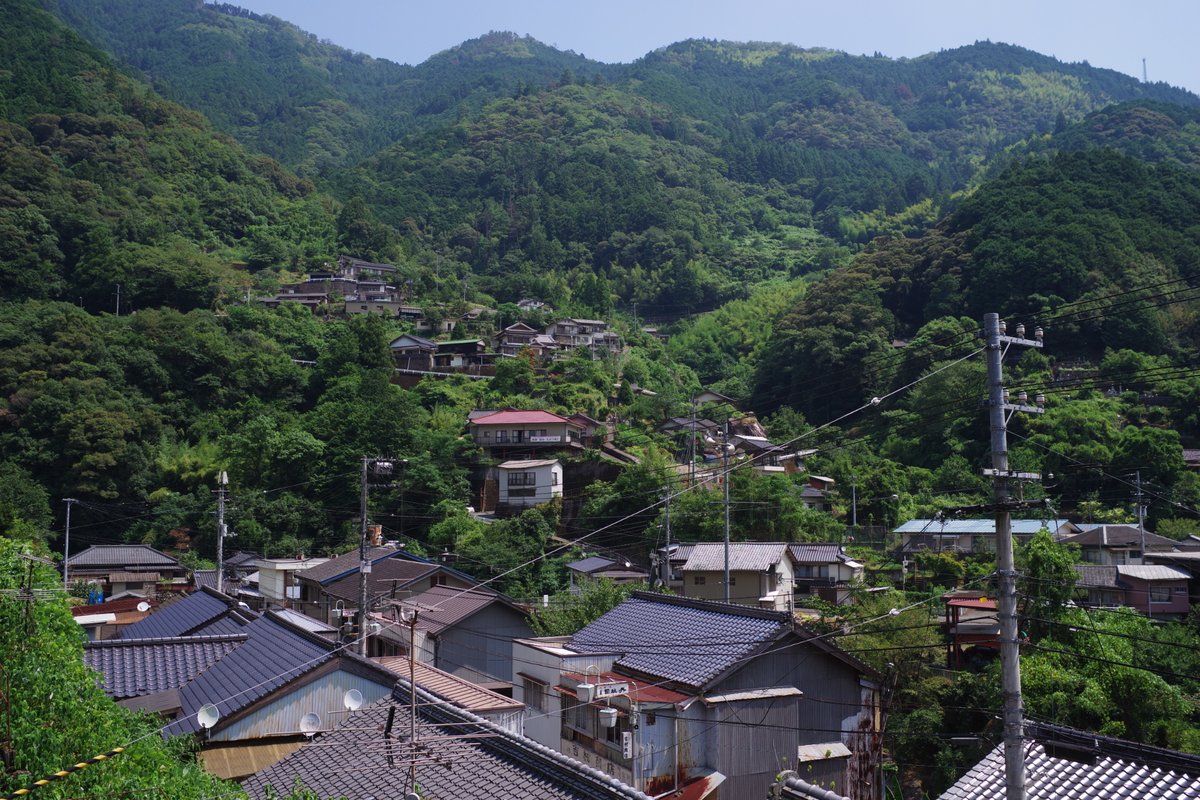 ropax_searoad's tweet photo. 高知から松山への移動といえば、常識的に考えれば高速バスか特急列車の2択。
でも常識の一歩外に踏み出せば、丸1日かけて路線バスを乗り継いでいくことでしか触れることができない景色がある。
これこそ旅の醍醐味であり、最高の贅沢。 https://t.co/j2W0rFcyXP