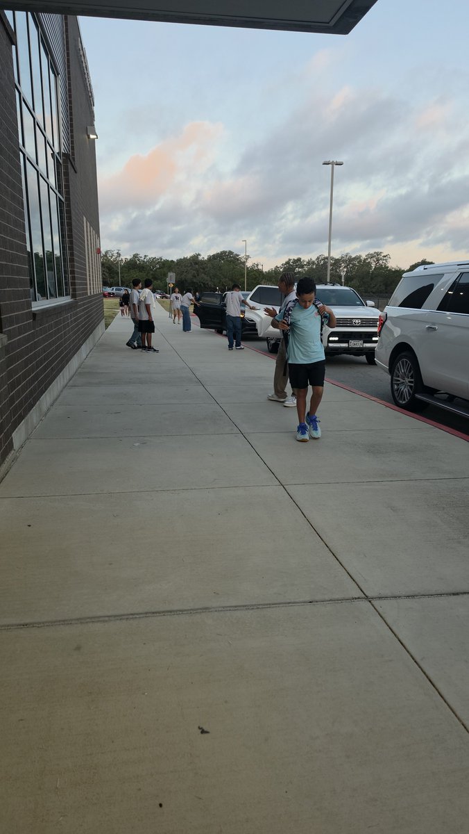 VMHSTENNIS1's tweet photo. First Day of school and the Tennis team helping out greeting the students at Wortham Oaks Elementary. What an experience helping out opening car doors and walking the students to the front doors. @SAVeteransHS @JISD_ATHLETICS @JudsonISD @irvin8robert @VMHSABC https://t.co/bJRzoCxhkC