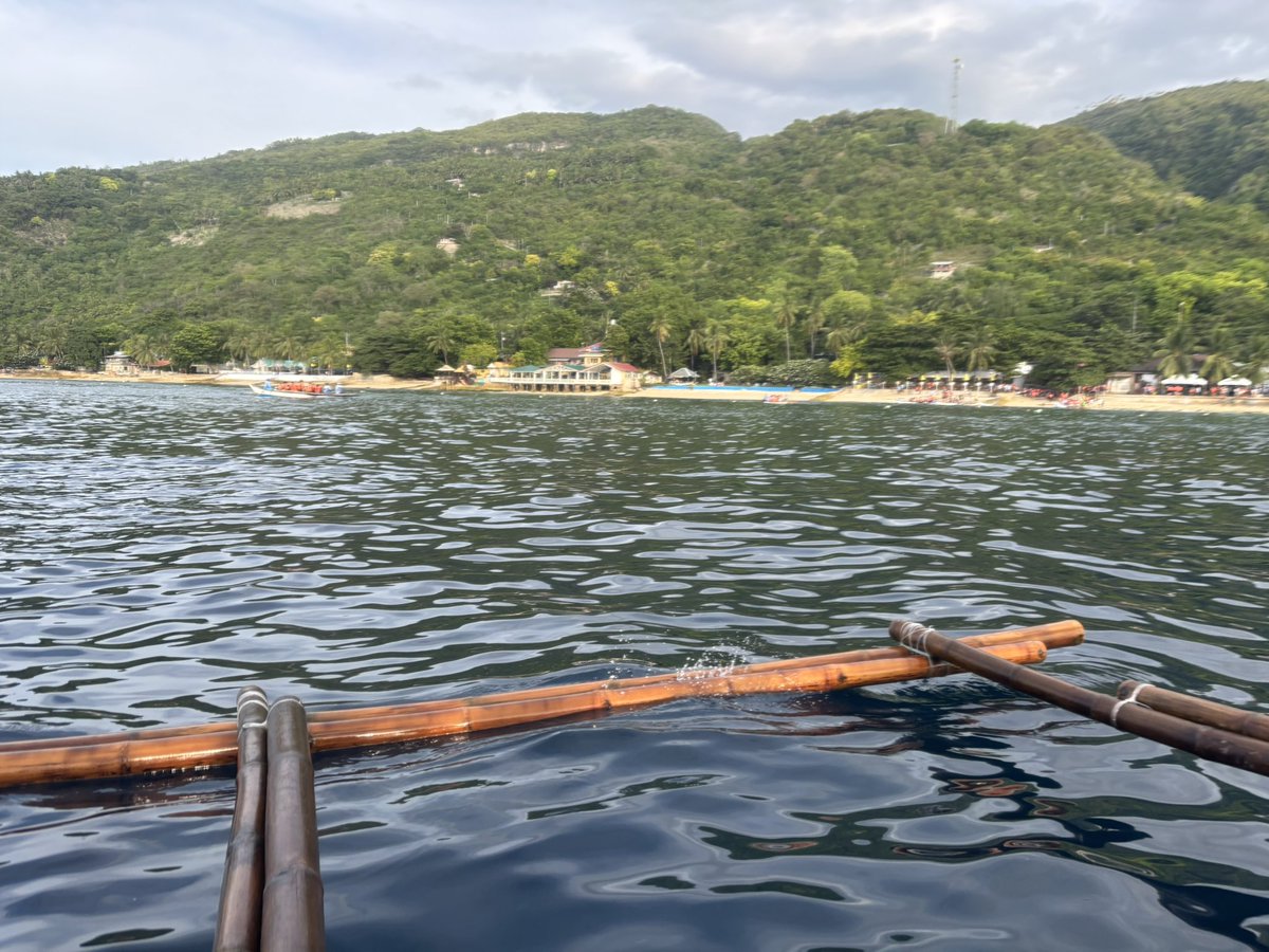 mai_onilover's tweet photo. 夏の家族旅行が偶然セブで私もジンベエザメと泳いで来ました🦈
オスロブへは午前3時台にホテルを出て3時間ほどガタガタ道を車で行きます。そして何回も海に潜って体力限界😵
その後キャニオニングに参加したおにいさんたちはさすがに若い！！！
2人が車で食べてたお菓子も大量に買って帰りました♪ https://t.co/rfIDAQYELL