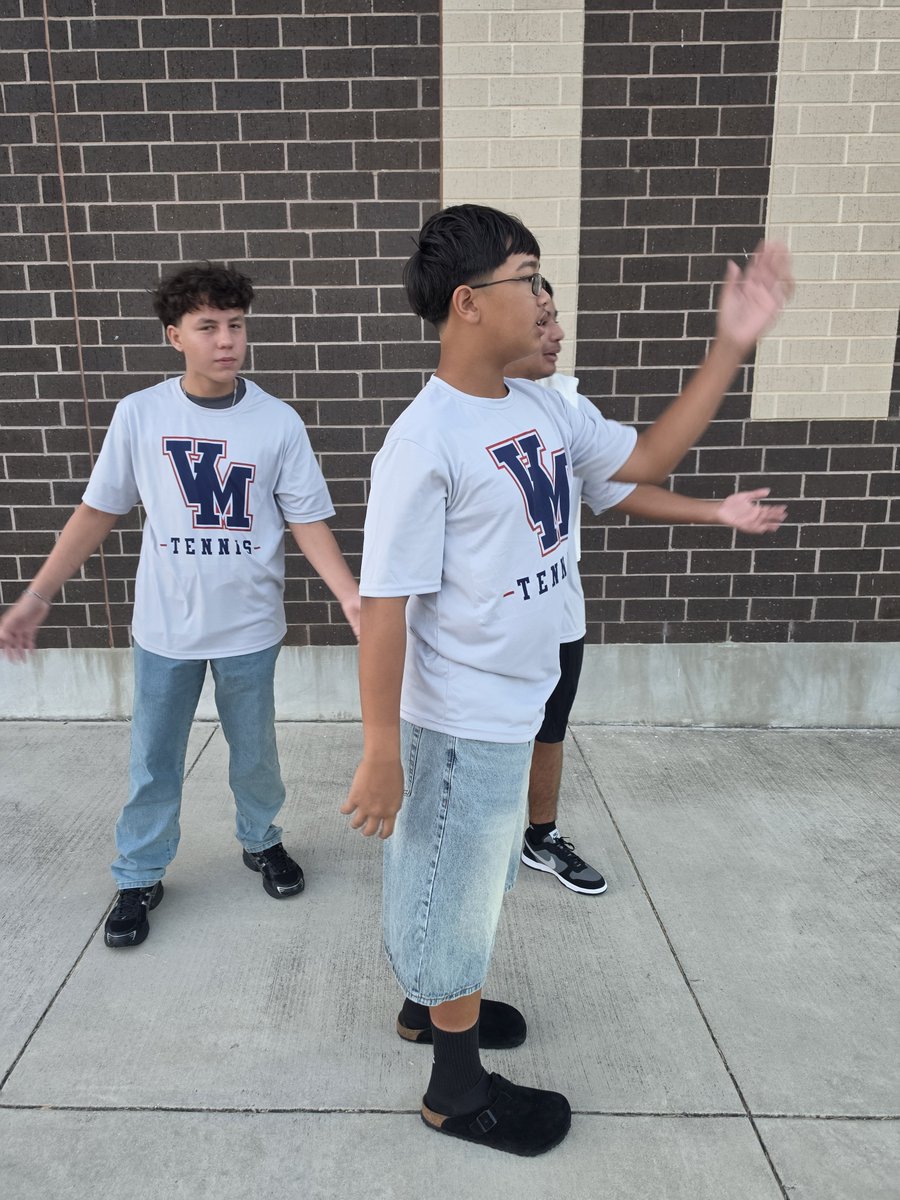 VMHSTENNIS1's tweet photo. First Day of school and the Tennis team helping out greeting the students at Wortham Oaks Elementary. What an experience helping out opening car doors and walking the students to the front doors. @SAVeteransHS @JISD_ATHLETICS @JudsonISD @irvin8robert @VMHSABC https://t.co/bJRzoCxhkC