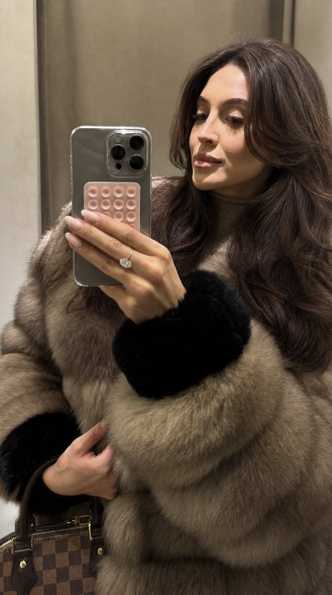 pelzchen_'s tweet photo. Shopping day in one of my favorite fur coats. 🛍️🦊 If you can already feel how soft and heavy this is, come tell me in my DMs... 💌

 #fur  #furcoat  #foxfur  #furlover  #luxuryfur  #mobwife 
#furjacket #softness  #furfashion  #glamour  #luxurylife https://t.co/YUbk13iolr