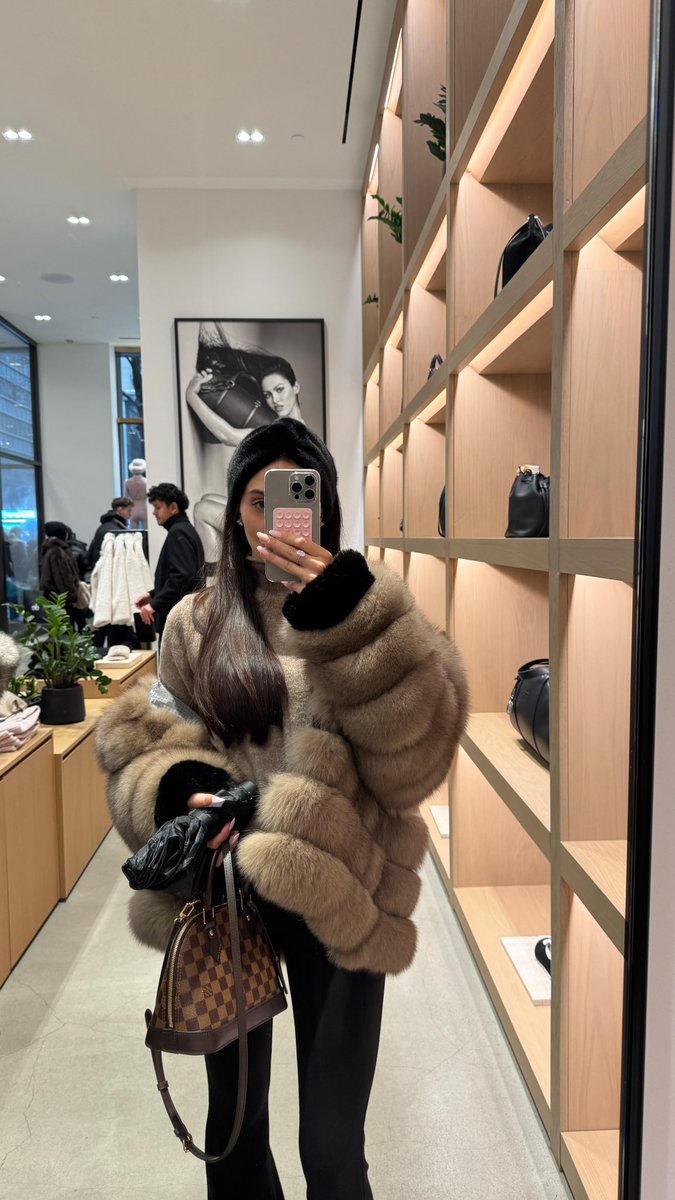pelzchen_'s tweet photo. Shopping day in one of my favorite fur coats. 🛍️🦊 If you can already feel how soft and heavy this is, come tell me in my DMs... 💌

 #fur  #furcoat  #foxfur  #furlover  #luxuryfur  #mobwife 
#furjacket #softness  #furfashion  #glamour  #luxurylife https://t.co/YUbk13iolr