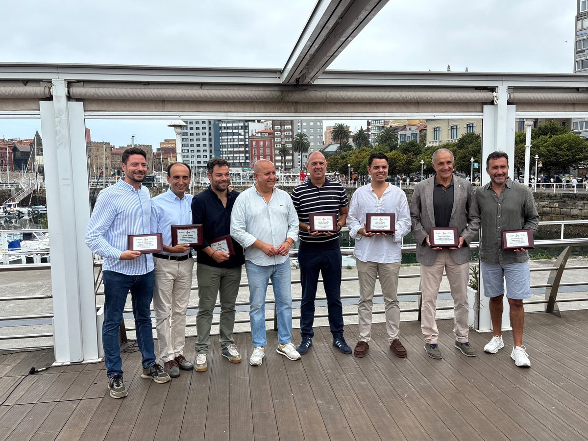 APDPAsturias's tweet photo. 🥇Reconocimiento a los 10 periodistas de APDPA en @FIFAWorldCup y dos asturianos en staff de @SEFutbol 

📻Castaño, Meana, @edupidal

🗞️@EJCASTELAO 

🎥@RodrigoFaez, B.Medio, A.García, Nico Mdz, A.Rubio

📱Senén Morán 

⚽️Juanjo y Oscar

📍Ocean (Gijón)

👍🏻@CRASTURIAS y @gijon https://t.co/7HP1CJ83z1
