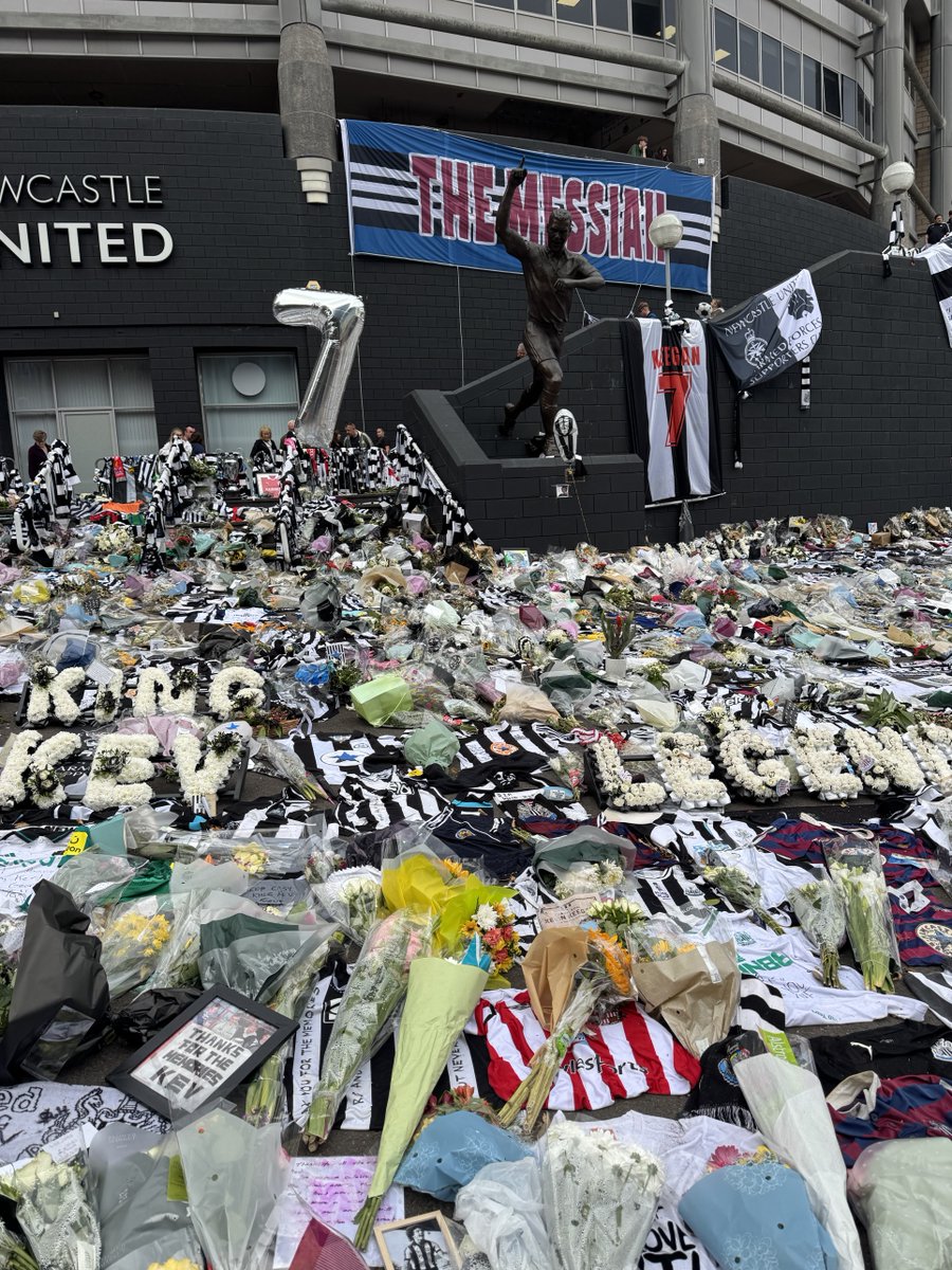 worflags's tweet photo. Kevin Keegan tribute update

We received a number of messages requesting that the shirts laid in tribute outside St, James’ Park should form part of our tribute to the King. 

We can now confirm that we’ve agreed a plan with the club to incorporate the shirts into the tribute. Thank you to everyone who made this happen and got in touch. 

There’s still time to donate to the display too, if you can please consider donating:  https://t.co/m6LCkFlxoj