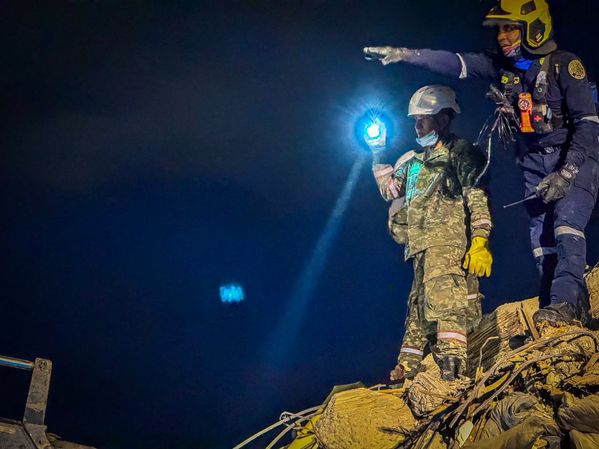 COL_EJERCITO's tweet photo. ¡No nos rendimos!

No importa la noche, el frío y el cansancio, tenemos una misión: encontrar la mayor cantidad de personas con vida porque para eso estamos hechos… ayudar a los colombianos.

#FuerzasQueSalvanVidas https://t.co/RlHLzc8XUX