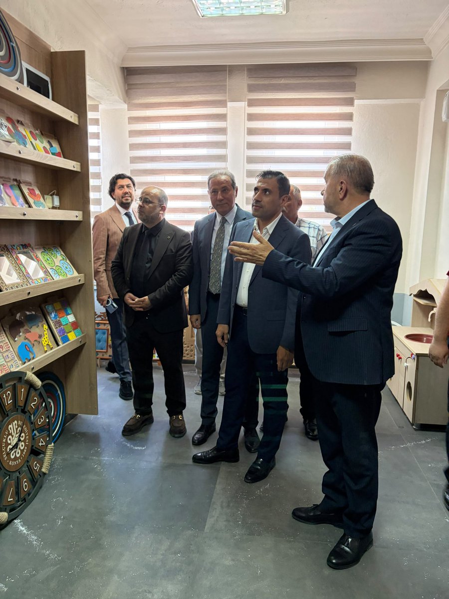GunbasMehmet's tweet photo. AK Parti İl Başkanı Sn.@fatihozgokcen ve KONESOB Başkanı Sn.@karabacak001 odamızı  ve mesleki eğitim merkezimizi ziyaret etti.
​Ziyaret kapsamında;
🔹 Devam eden mesleki eğitim kurslarımızda eğitim gören kursiyerlerimiz ve eğitmen hocamızla bir araya gelindi,
🔹 Son teknolojiyle donatılmış Mesleki Eğitim Merkezimiz yerinde incelendi,
🔹 Odamızın bugüne kadar hayata geçirdiği projeler ve önümüzdeki döneme dair vizyon projelerimiz paylaşıldı,
🔹 Sektörümüzün geleceği için mobilyacı esnafımızın en büyük sorunu olan işyeri yapımı ile ilgili detaylı bilgi verildi. Sanatkârlarımızın talep, beklenti ve çözüm önerilerini içeren kapsamlı dosyayı İl Başkanı Sn. Fatih Özgökçen’e teslim ettik. Taleplerimizi ilgili bakanlıklara ileteceklerini belirten Sn. Özgökçen’e nazik ziyaretleri ve destekleri için teşekkür ederiz.
​Hediye takdimi ve çekilen hatıra fotoğrafının ardından programımız sona erdi.
​Üyelerimiz ve sektörümüz için durmaksızın çalışmaya devam ediyoruz. 🛠️✨@aktanitimkonya