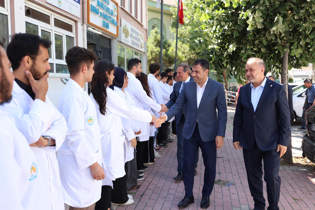 GunbasMehmet's tweet photo. AK Parti İl Başkanı Sn.@fatihozgokcen ve KONESOB Başkanı Sn.@karabacak001 odamızı  ve mesleki eğitim merkezimizi ziyaret etti.
​Ziyaret kapsamında;
🔹 Devam eden mesleki eğitim kurslarımızda eğitim gören kursiyerlerimiz ve eğitmen hocamızla bir araya gelindi,
🔹 Son teknolojiyle donatılmış Mesleki Eğitim Merkezimiz yerinde incelendi,
🔹 Odamızın bugüne kadar hayata geçirdiği projeler ve önümüzdeki döneme dair vizyon projelerimiz paylaşıldı,
🔹 Sektörümüzün geleceği için mobilyacı esnafımızın en büyük sorunu olan işyeri yapımı ile ilgili detaylı bilgi verildi. Sanatkârlarımızın talep, beklenti ve çözüm önerilerini içeren kapsamlı dosyayı İl Başkanı Sn. Fatih Özgökçen’e teslim ettik. Taleplerimizi ilgili bakanlıklara ileteceklerini belirten Sn. Özgökçen’e nazik ziyaretleri ve destekleri için teşekkür ederiz.
​Hediye takdimi ve çekilen hatıra fotoğrafının ardından programımız sona erdi.
​Üyelerimiz ve sektörümüz için durmaksızın çalışmaya devam ediyoruz. 🛠️✨@aktanitimkonya