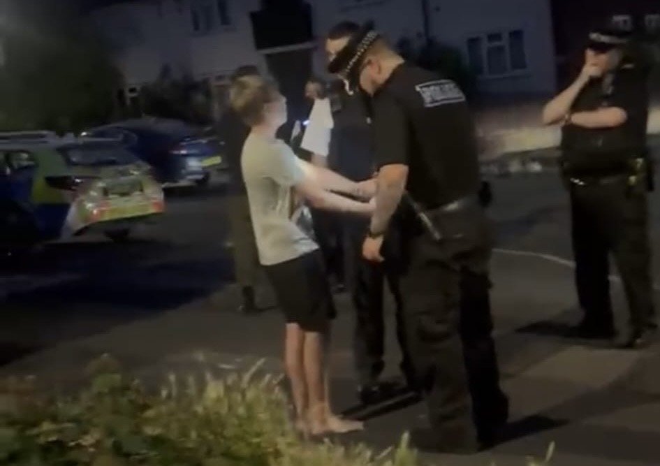 mordownik4u's tweet photo. 🚨12 letni Polak porwany boso przez brytyjską policję na oczach rodziny.
Powód? Murzyn stwierdził, że został okradziony przez Polaka.

SKANDAL W LIVERPOOLU!

Brytyjska policja złamała rękę 12-letniemu polskiemu chłopcu! Matka w kajdankach, dziecko w szpitalu, a funkcjonariusze z bronią na miejscu, gdzie były dzieci!

Wojtek Krysiński (dwa dni później skończył 13 lat) trafił do szpitala ze złamanym nadgarstkiem po interwencji policji. Gips na kilka tygodni, trauma na całe życie. A wszystko zaczęło się od sąsiedzkiego konfliktu z 13-letnim chłopcem z Nigerii, który – według relacji rodziny – wcześniej  miał kraść  słodycze i rzeczy, a potem wezwał gliniarzy.

Jeden policjant o 22:00, potem cała armia – 10–12 funkcjonariuszy, na koniec uzbrojona jednostka z bronią palną. Matka Angelika zakuta w kajdanki i szarpana na oczach dzieci. Syn bosy wyciągnięty do radiowozu. Ojciec nie dostał nawet informacji, dokąd go zabierają. A gdy już odbierał zapłakanego Wojtka – ręka złamana przez policjanta (numer służbowy 1301).

„Baliśmy się policji” – mówi matka. I nie dziwi. Sąsiedzi Brytyjczycy wyszli bronić Polaków, a dziecko zamiast pomocy dostało dodatkowe pół godziny opóźnienia do szpitala, bo policja kontrolowała samochód.

Rodzina ma nagrania całej interwencji. Prawnicy od praw człowieka już interweniują.