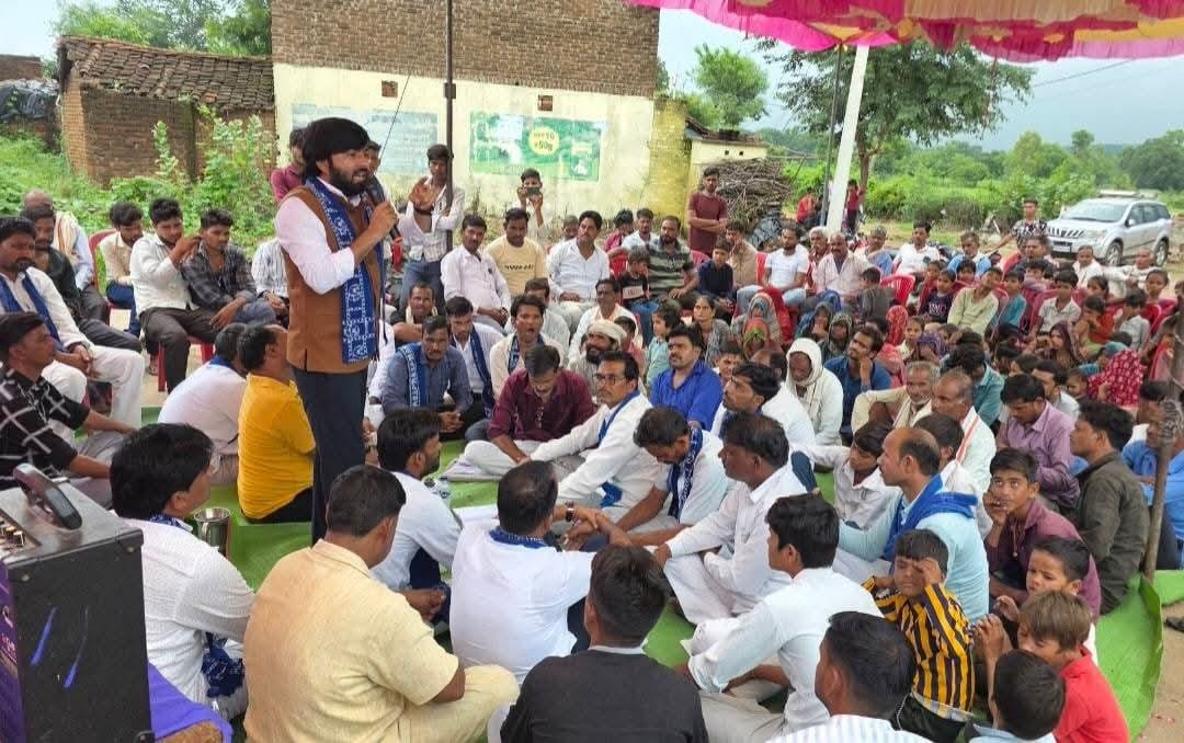 RavikantBsp's tweet photo. युवाओं की फौज तैयार__बनाएगी बसपा की सरकार

बहुजन समाज पार्टी के तत्वाधान में,परम आदरणीय  मा. बहन जी के दिशा-निर्देशानुसार जिला ललितप��र की 227 विधानसभा महरौनी के सेक्टर नं 47 डोंगरा कला में सेक्टर ��वं बूथ कमेटियों का गठन किया गया l 

🐘"जय भीम जय भारत"🐘 https://t.co/RgXBTMrox7