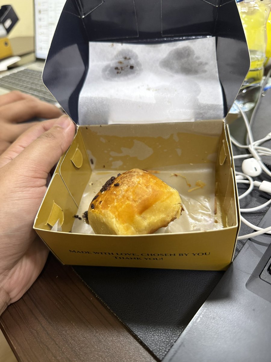 jadiginiyus's tweet photo. jujur ini bolen yg bisa gue nikmati tiap gigitannya. enak gak eneg, gak kecut, manisnya pas. https://t.co/V0Xqh79Nsk