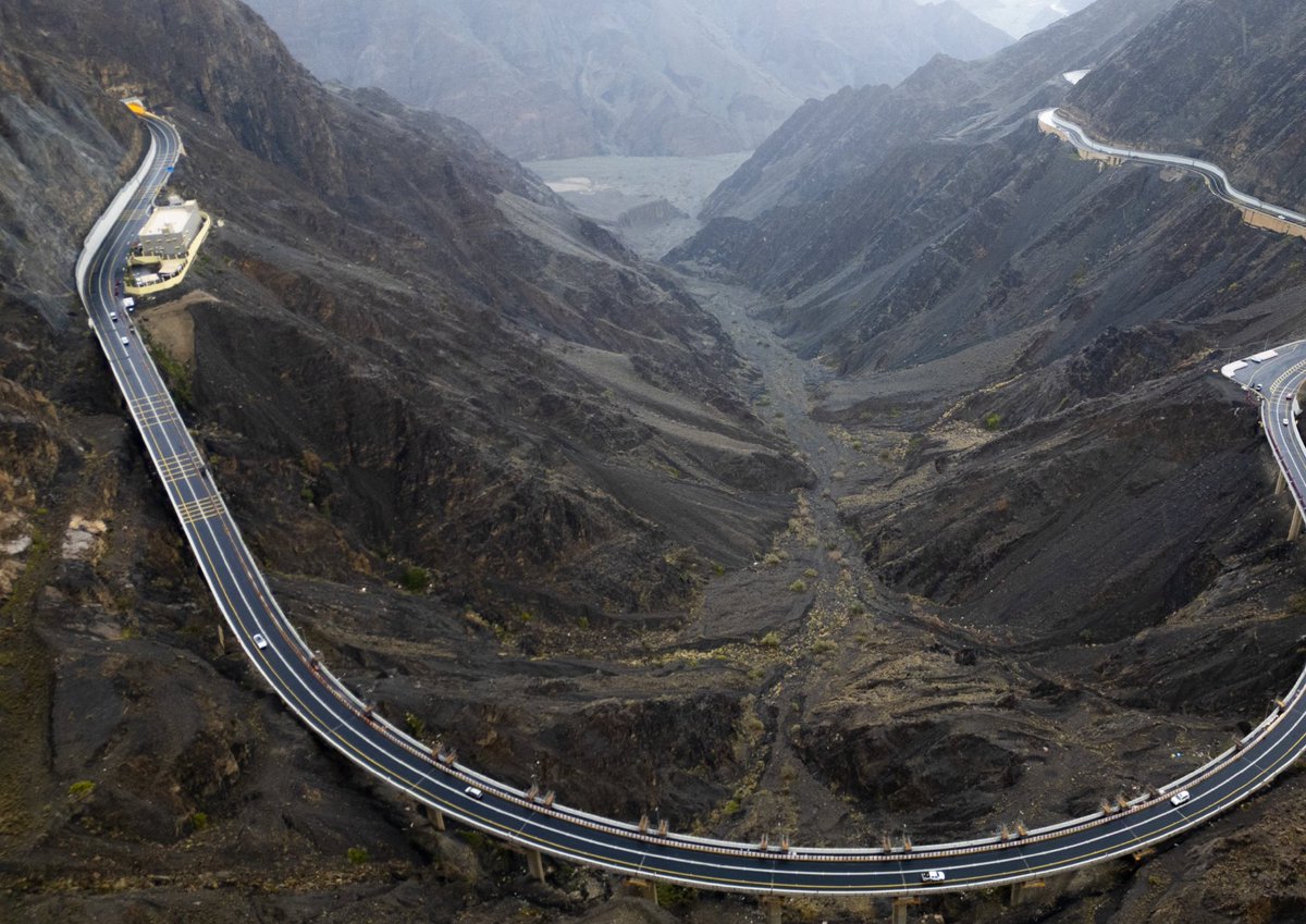 MybeautifulKSA's tweet photo. Coming soon: 

The #Asir – #Jazan Road Project 🇸🇦🤩
A 136 km highway worth around SAR 20 billion, featuring 3 lanes in each direction, 6 major interchanges, 57 bridges and 11 tunnels. https://t.co/N8Kzj5aEhF