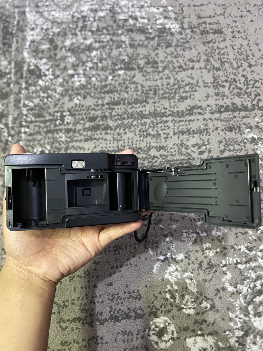 dyaagain's tweet photo. WTS WTB KAMERA ANALOG 📸 
Kodak M35 Film Camera Analog
🏷️ price? 150K only❗️ (aku beli 238K)
— dijual karena ga kepake
— dipake sekali doang
— co oyen ✅
— siap kirim
— dom. bandung
#wts #wtb #kamera #kameranalog https://t.co/LOkTzT7kY3
