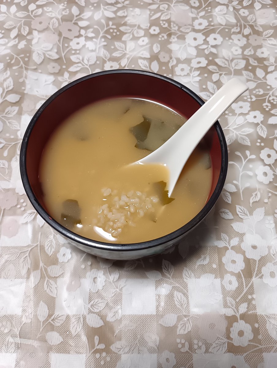 totymne's tweet photo. 玄米を頂いたので2合だけ炊いてお昼は玄米飯だ～と白米と同じ感覚で炊く直前に、浸水時間検索したら6時間以上…夏場の常温はまずいので冷蔵庫行き。夕方にガス釜で炊飯。
白米と違って硬めで粘りがなくパラパラでよく噛む必要が。即席味噌汁で雑炊してみたけどさして変わらず。でも栄養豊富なのは確かw https://t.co/3fzcLZNXtT