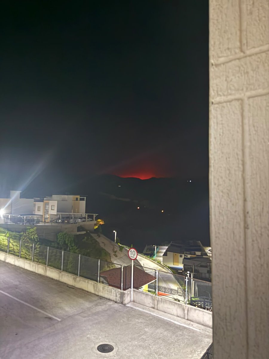 dianariveros11's tweet photo. Agradezco el esfuerzo de los organismos que trabajan para contener el incendio en La Cabaña, zona rural de Ocaña. Sin embargo, ya es necesario que Bomberos Colombia @DNBomberosCol la Unidad Nacional para la Gestión del Riesgo @UNGRD intervengan y fortalezcan la respuesta antes de que esta emergencia se convierta en una tragedia.

Espero que pronto pueda ser controlado. La columna de ceniza ya afecta a Ocaña y municipios cercanos, por lo que es importante que la ciudadanía se proteja y que esta emergencia sea atendida con urgencia para evitar mayores riesgos para la salud.

Toda mi solidaridad con las comunidades afectadas.