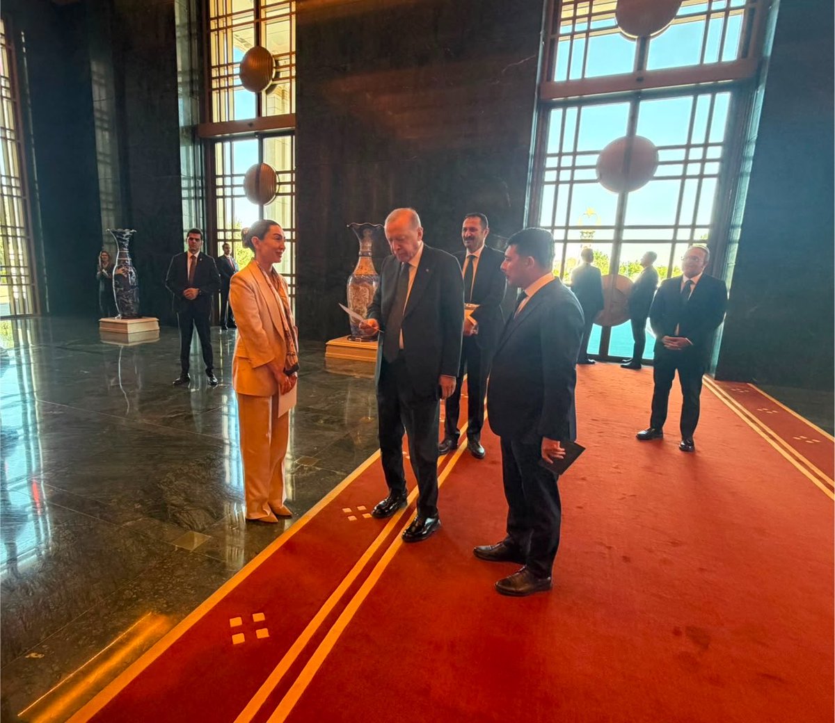 oesmaersin's tweet photo. Sayın Cumhurbaşkanımızı, Hacı Bektaş Veli’nin Hakk’a yürüyüşünün 755. yılı anma etkinliklerimize davet etmek üzere davetiyemizi zat-ı âlilerine arz ettim.

Anadolu’nun gönül ve irfan dünyasını asırlardır aydınlatan Serçeşme Hünkâr Hacı Bektaş Veli’nin sevgi, kardeşlik ve muhabbet anlayışı etrafında buluşacağımız bu anlamlı günün, birlik ve beraberliğimizi daha da güçlendirmesini temenni ediyorum.

#BirliğimizDirliğimizDaimOlsun