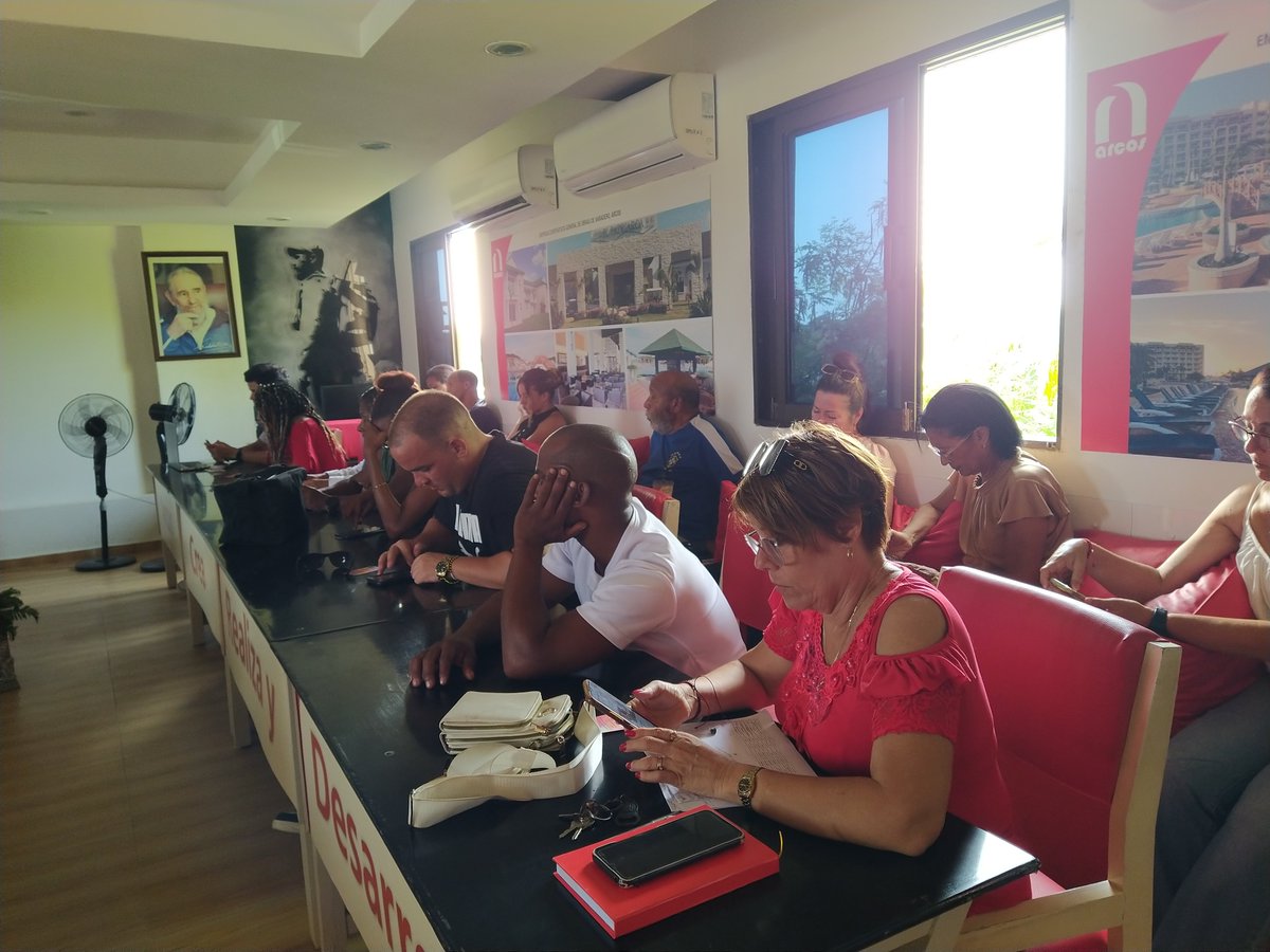 arcos_varadero's tweet photo. En el #DíaInternacionalDeLaJuventud #ARCOSVaradero sigue desarrollando la jornada #100AñosConFidel, se realiza un encuentro de una representación de los trabajadores jóvenes de la empresa con  el profesor de la Facultad del Partido en la provincia de Matanzas, Dr.Alfonso Alonso. https://t.co/ekdpLPggmD