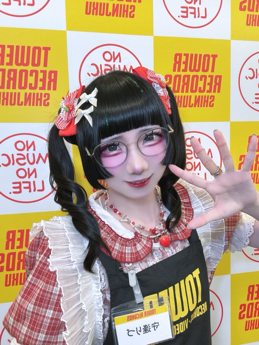 oiran_rizu's tweet photo. タワレコ店員さんになってみたの巻 https://t.co/zFmP95npjj