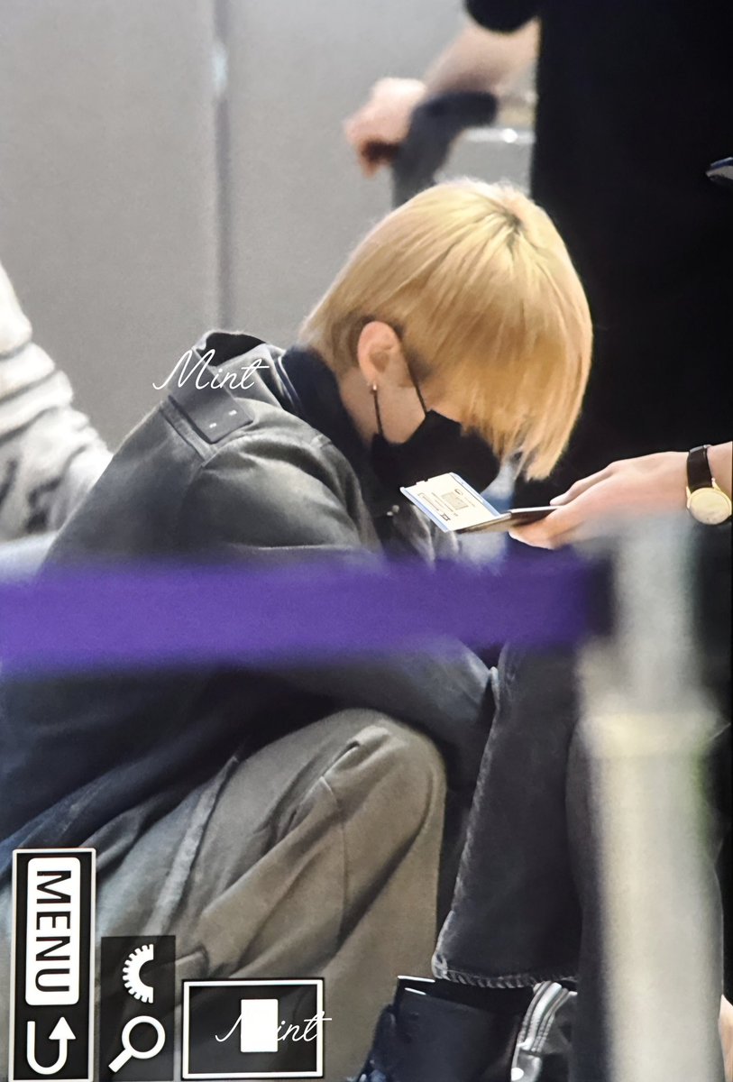 arubabylion's tweet photo. Doyoung left(?) his passport behind so he will flight tomorrow instead.. 아이고야 😭🫳

🐰: I came straight here because I figured you guys would be worried (I’m not boarding at the plane)
🐰: Yep I’m okay
🐰: I’ll just take a plane (fly out) tomorrow
🐰: Even if I get a new passport, I still need to carry my old one because my visa is in it. But only my old passport is missing, so I changed my flight. It’s really not a big deal, so don’t worry
🐰: Today I just got to feel like I was about to board a plane and then I’m heading home
