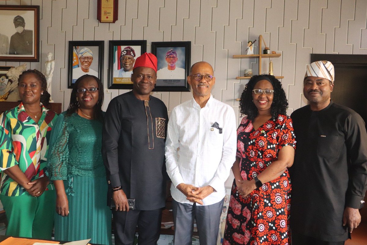 LSMOH's tweet photo. LAGOS MOVES TO CURB INDISCRIMINATE SALE OF ANTIMICROBIALS, FAKE DRUGS

...Abayomi tasks pharmacists on malaria testing, responsible dispensing, One Health

...PSN backs stronger partnership, prescription policy domestication

Read more... https://t.co/R1kOGHS80U

@jidesanwoolu https://t.co/7ozNkEBL1N