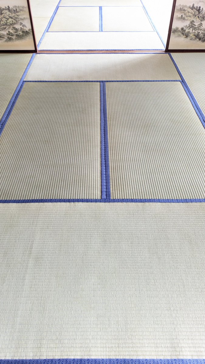 TintsF's tweet photo. 畳の表替えをしたら
なんと、熊本県産の畳表でした。

畳屋さんによると
八代市産のい草が
国内シェア約9割で

しかも、八代地域のい草農家さんは、1990年頃の5400件から、今は200件を切るほどに減少。

今回の地震でもかなりダメージを受けておられるとのこと。

…

国産の畳が、ものすごく希少になってきている話を聞いて、畳の見え方が変わりました。

​ライフスタイルの変化や、海外産へのシフトによる伝統の喪失は、畳だけでなく、お米などの他の産業も同じ道を辿るのではないか。

​価格や効率という「モノだけの値打ち」で測ってしまえば、安価な輸入で良いのかもしれません。でも、私たちが守るべき日本の大切な価値とは何なのか、深く考えさせられます。