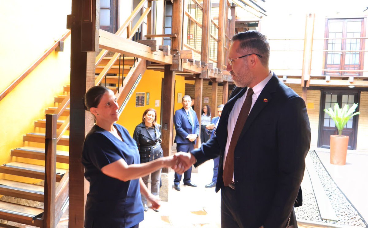 Minvivienda's tweet photo. Así comienza una nueva era en el @Minvivienda. 🏠🇨🇴 El ministro @soyjaimeandres llegó a una de las sedes del Ministerio para dar un primer saludo al equipo de trabajo, reafirmando el compromiso y los desafíos que el país enfrenta en vivienda, agua potable y saneamiento básico. https://t.co/9CfV3iQ0VT