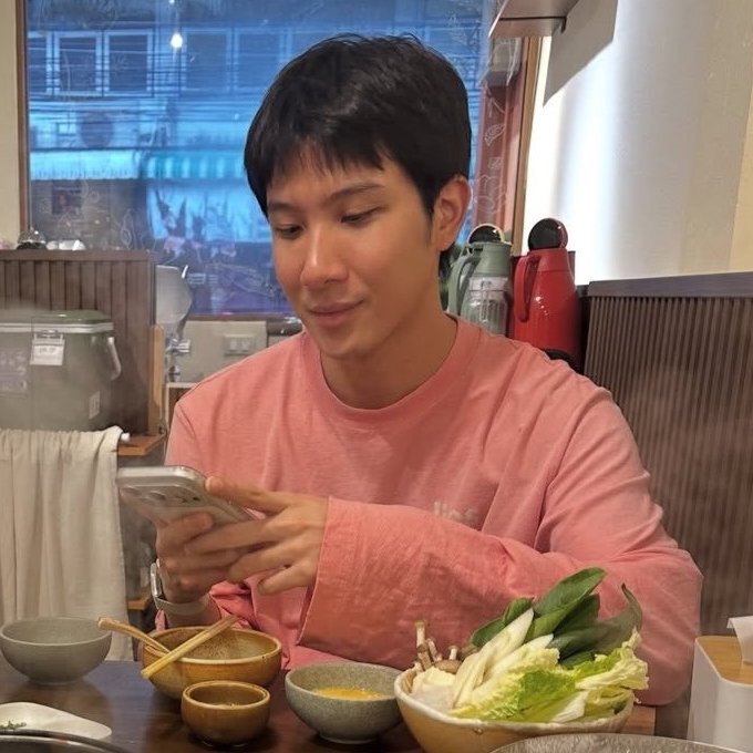 luv_firstkhao's tweet photo. why it looks like they’re having a gender reveal for their moms https://t.co/O5wWkflDNk