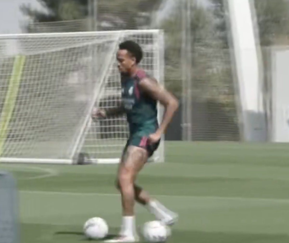 theMadridZone's tweet photo. 🚨🚨 Eder Militão is training WITH THE BALL! https://t.co/k8FDU4IZE3