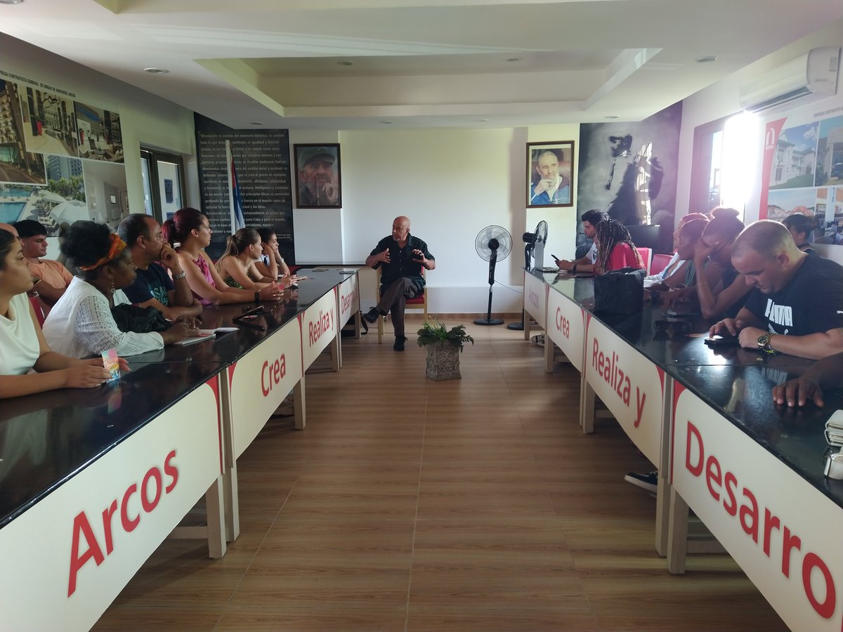 arcos_varadero's tweet photo. En el #DíaInternacionalDeLaJuventud #ARCOSVaradero sigue desarrollando la jornada #100AñosConFidel, se realiza un encuentro de una representación de los trabajadores jóvenes de la empresa con  el profesor de la Facultad del Partido en la provincia de Matanzas, Dr.Alfonso Alonso. https://t.co/ekdpLPggmD
