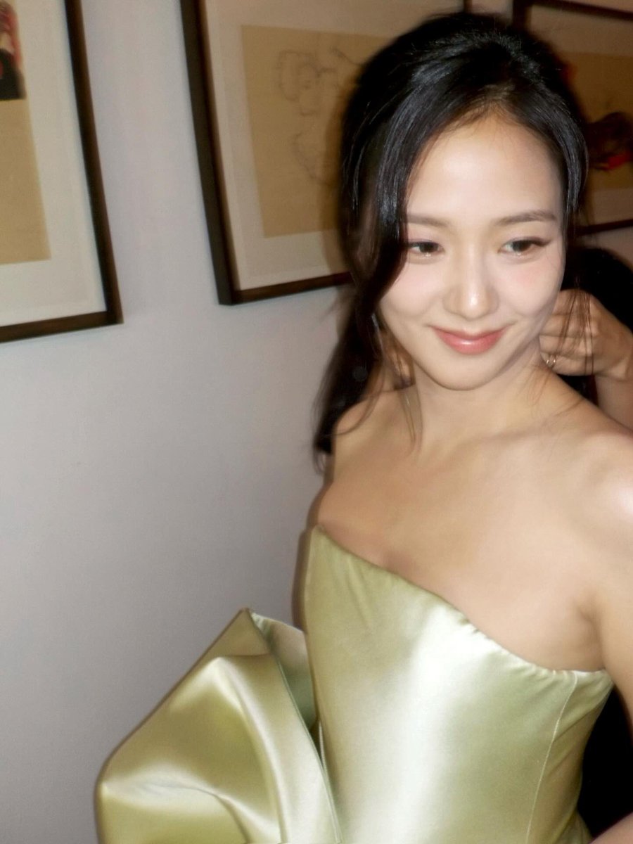 veronicajisoo's tweet photo. i just know she loved it too https://t.co/c5drPpVExx