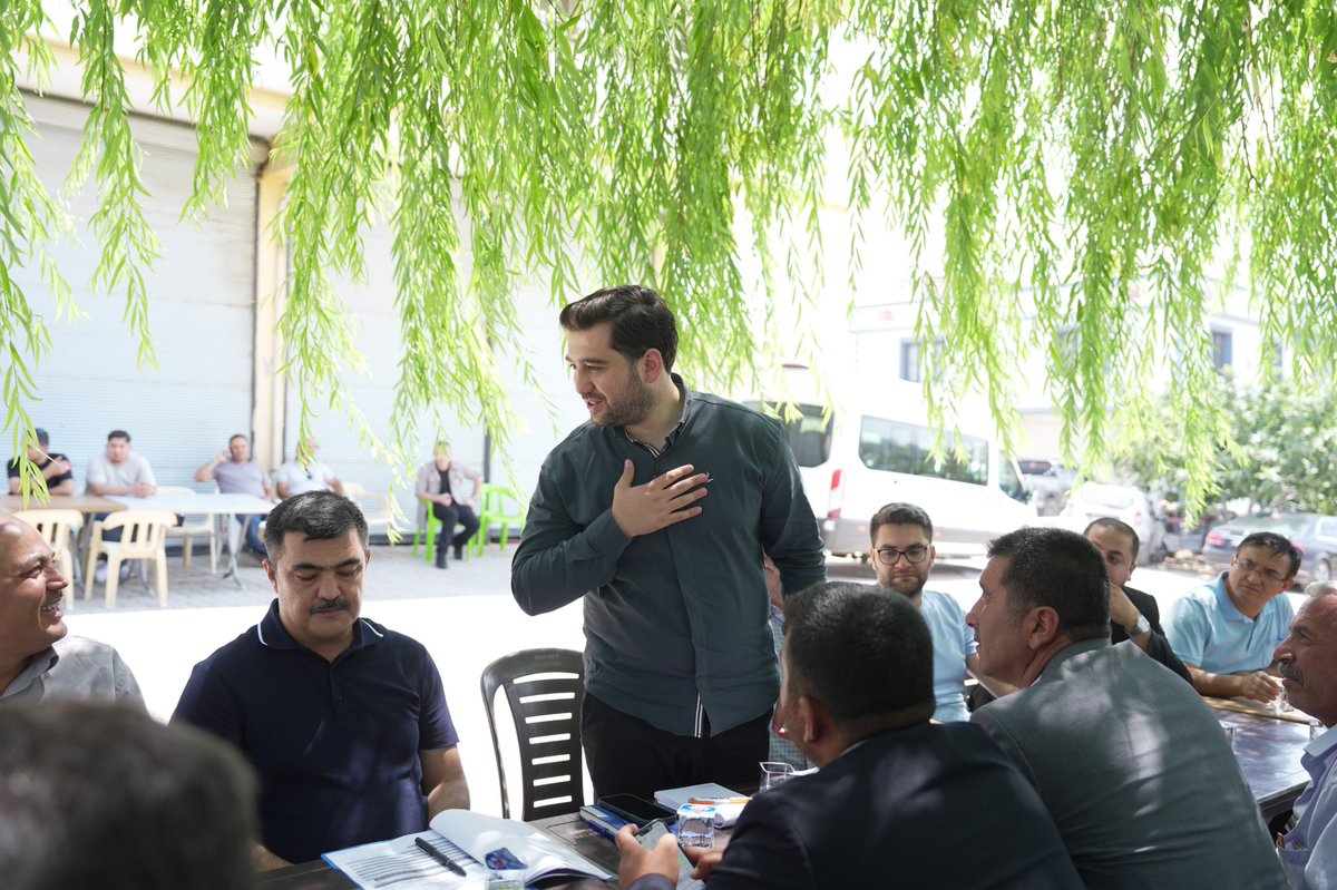 mesutbozatli's tweet photo. Şahinbey İlçe Başkanımız Mehmet Tiryaki ve teşkilatımızla birlikte Narlıca Mahallesi’ndeydik.

Hemşehrilerimizle bir araya geldik, çaylarını içtik, taleplerini dinledik. Sahada olmak, insanımızın güler yüzüyle karşılaşmak en büyük motivasyonumuz. https://t.co/EpHr9wYFVU
