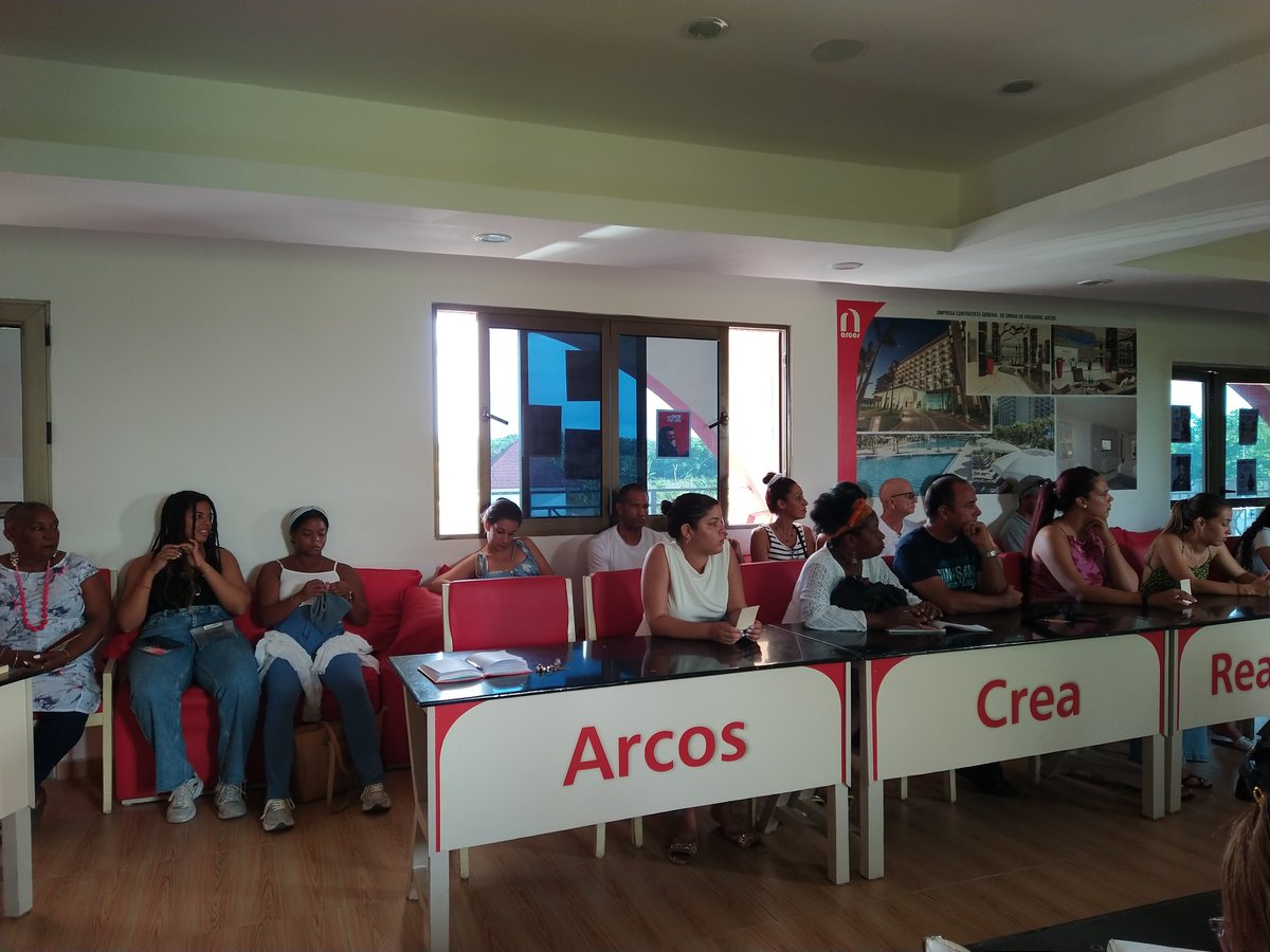 arcos_varadero's tweet photo. En el #DíaInternacionalDeLaJuventud #ARCOSVaradero sigue desarrollando la jornada #100AñosConFidel, se realiza un encuentro de una representación de los trabajadores jóvenes de la empresa con  el profesor de la Facultad del Partido en la provincia de Matanzas, Dr.Alfonso Alonso. https://t.co/ekdpLPggmD