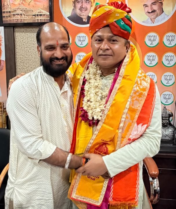 vivek_goyal008's tweet photo. कल स्वयं जयपुर से बाहर होने के कारण जयपुर शहर भाजपा अध्यक्ष बड़े भाई अमित गोयल को आज उनके कार्यालय जाकर जन्मदिन की बधाई दी l आपके ऊपर ठाकुरजी की विशेष कृपा बनी रहे l जय श्री राधे https://t.co/AO3jBUGwfm