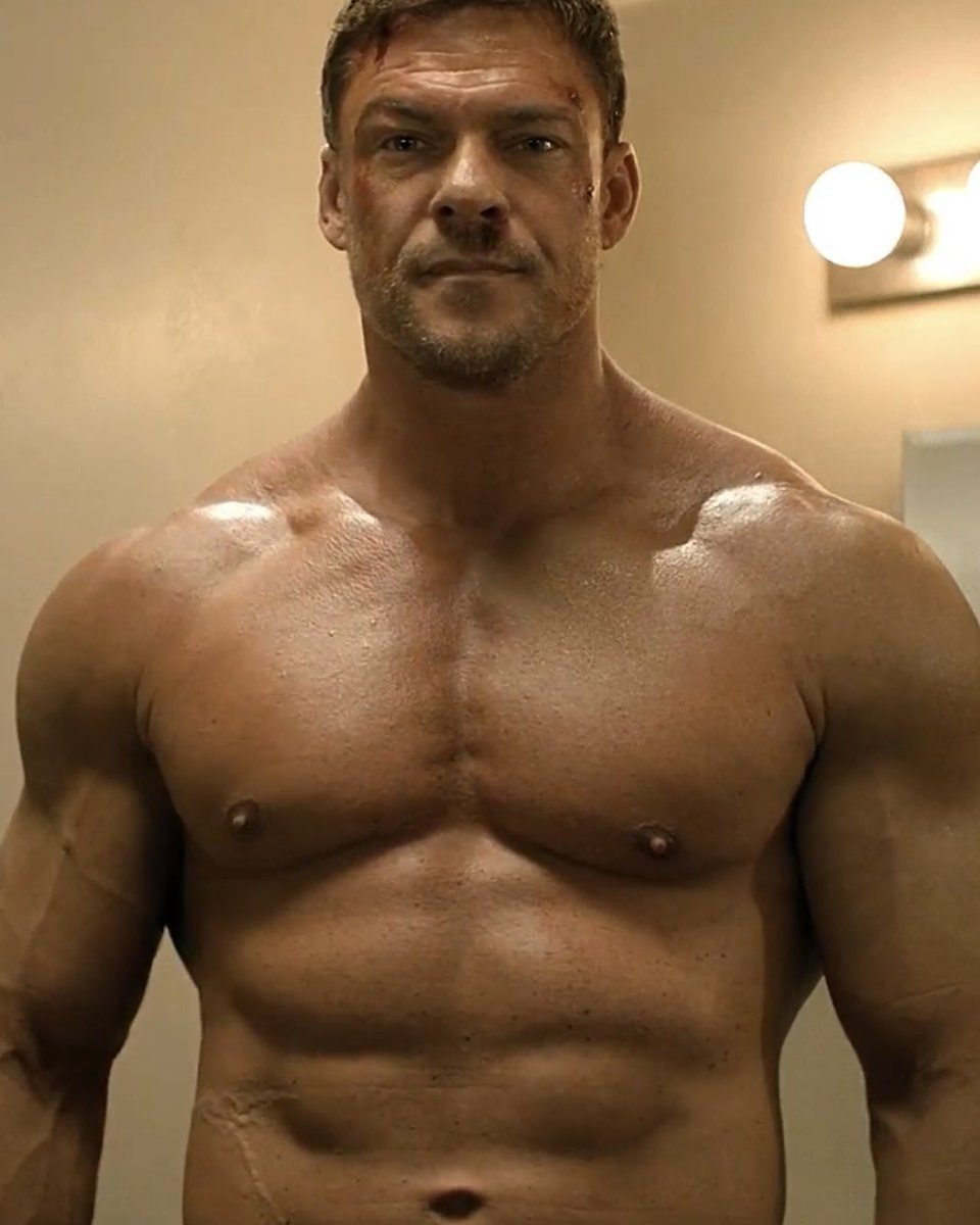 pivetemaromba's tweet photo. o físico de alan ritchson nessa temporada tá impecável, o cara trocou definição estética por tamanho real https://t.co/LULRfJnYBn