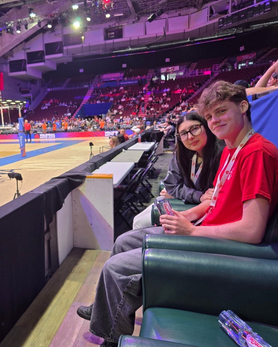 MakeAWishCA's tweet photo. At 17, Édouard’s wish to meet his Canadian volleyball heroes came true. 🏐 After receiving a heart transplant that gave him a second chance, this passionate volleyball player lived his dream: training with @volleyballcanada Men's National Team.
#MakeAWishCanada https://t.co/EnFgHzYOQp