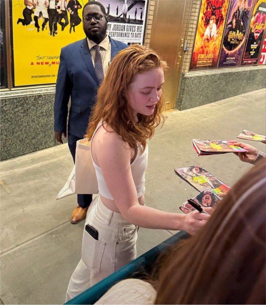 Tiannaya_'s tweet photo. SADIE SINK in a crop top just hits different. https://t.co/8UR1tUA1cl