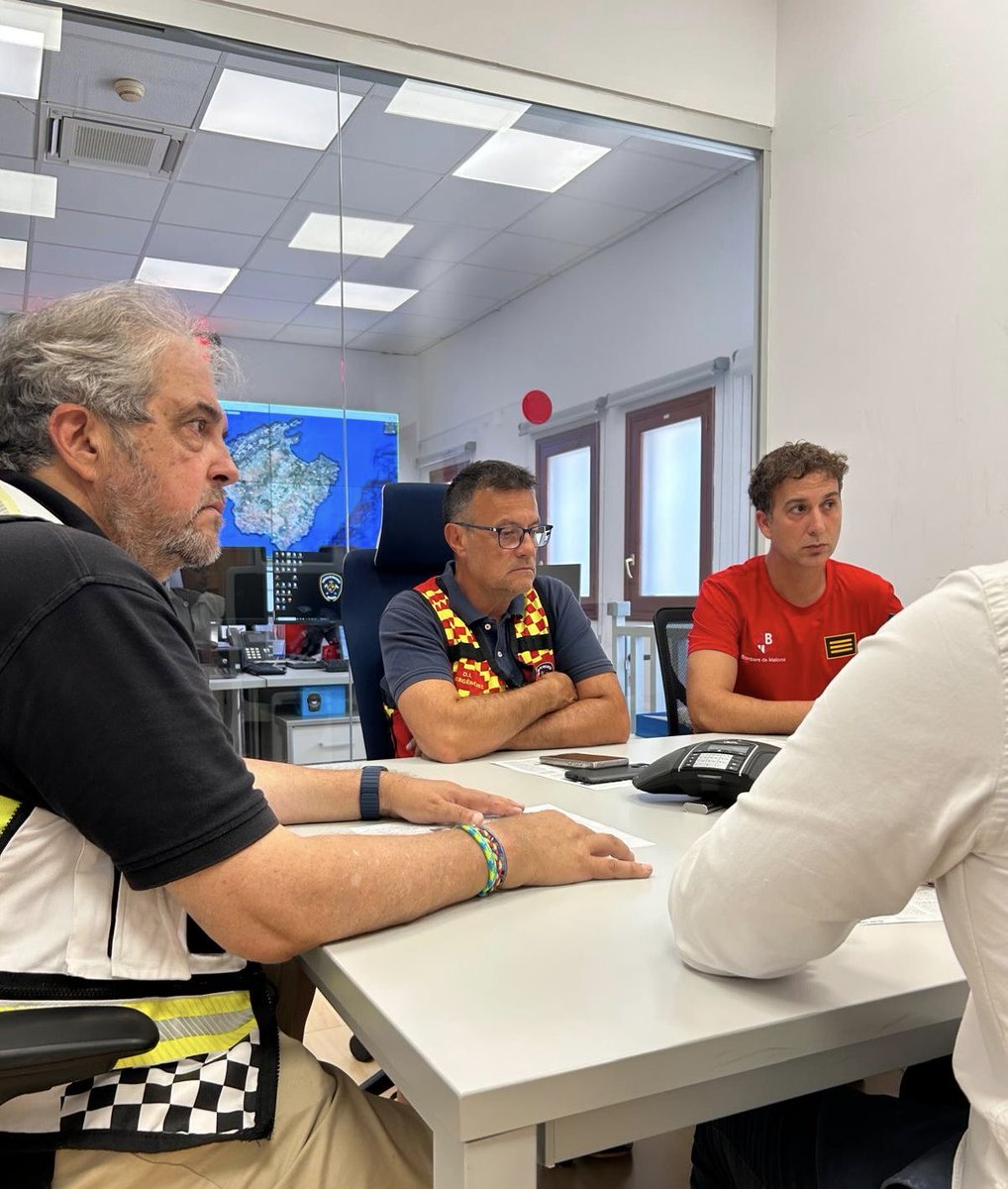 rabs2018's tweet photo. 🌑 Davant l’eclipsi d’avui, reforçam el dispositiu de @BombersdeMca :

🚒 Guàrdia als 8 parcs
➕ Dotació i autobomba de reforç a Formentor
⛰️ 2 especialistes del GRM a Lluc
📍 Coordinació amb l’112

Preparats per garantir una resposta ràpida i coordinada. 💪🏻 https://t.co/Yk5iPEff3n