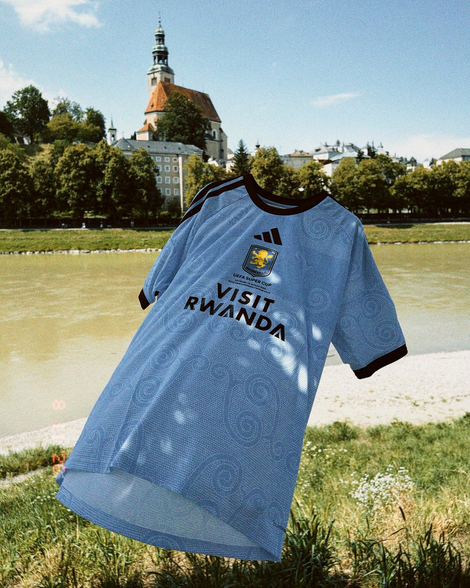AVFCOfficial's tweet photo. Showing our third shirt around Salzburg 📸 https://t.co/8YkWuajbuZ