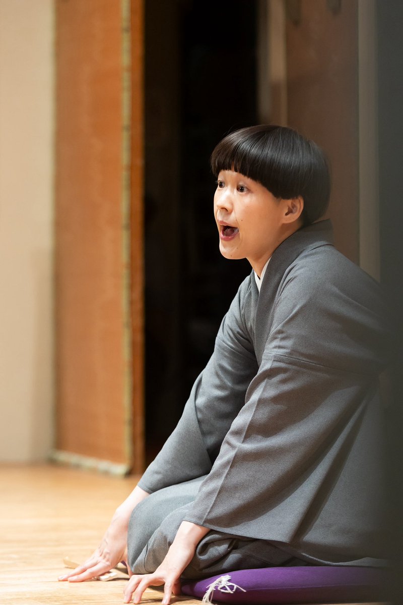 niyo_katsura's tweet photo. 先日、高座写真を撮ってもらいました。わたしが内側でもがいてる姿が見事に写し出されていて、ほんとにするどい写真だと思った。撮影 木原千裕 https://t.co/Vy09wmDOxo
