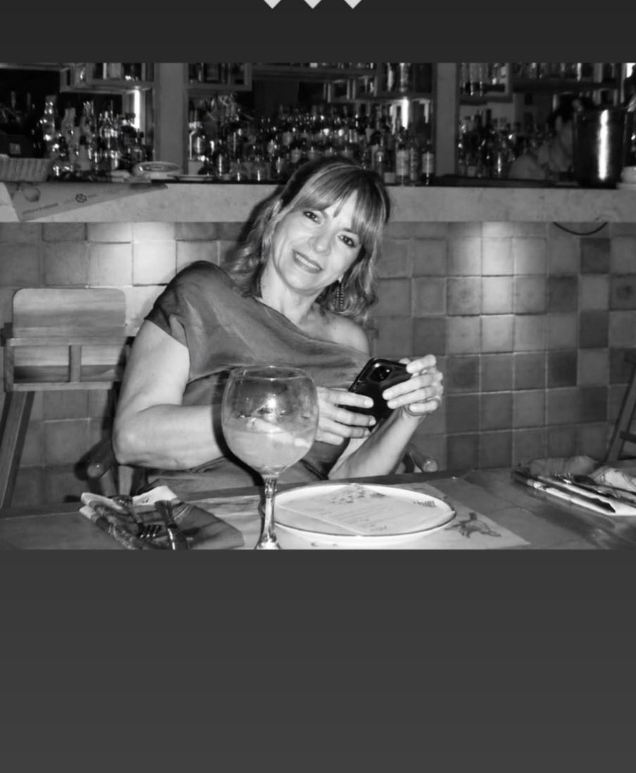17Jeroo's tweet photo. Una triste noticia para Colombia , según los reportes se hallaron el cuerpo d la señora Vicky Caicedo y el señor Don Jairo Hernán Saavedra. Indican que fallecieron abrazados , hoy la familia pasa un gran dolor y les mandamos un fuerte abrazo🤍🕊️

#ColombiaUnSoloCorazón #temblor https://t.co/4RPexSgyjM