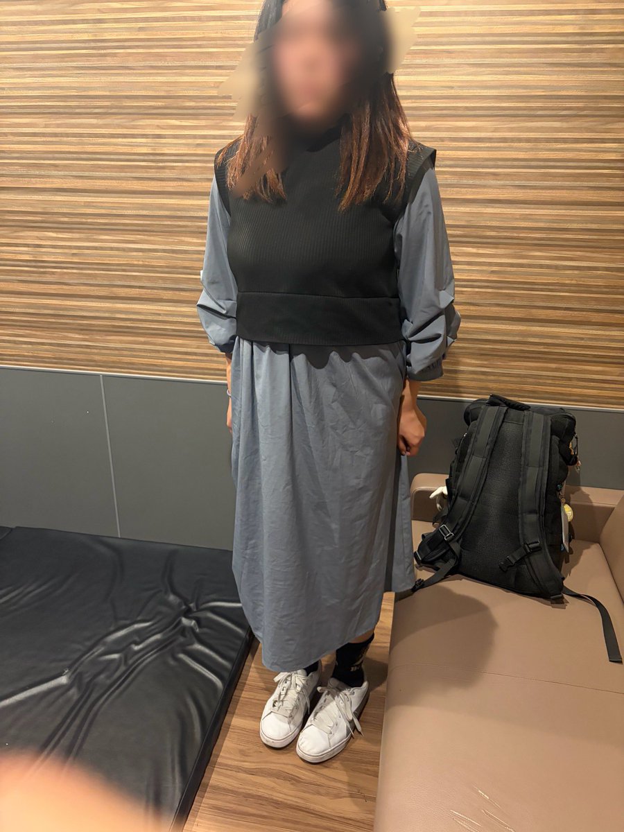 kuttu_sw's tweet photo. 先日、19歳学生さんの足を撮影しました！
「私かなり足が大きくて...結構蒸れやすいかも」と言ってた足は26cmで、代謝が良いのかつま先部分は汗で変色し、むわっと熱気が来るほど蒸れてました！👍🏻
　臭いはかすかに柔軟剤の香りはしましたが、足の籠った汗の臭いと雑巾のような臭いがしていました https://t.co/heqzxc0lTS