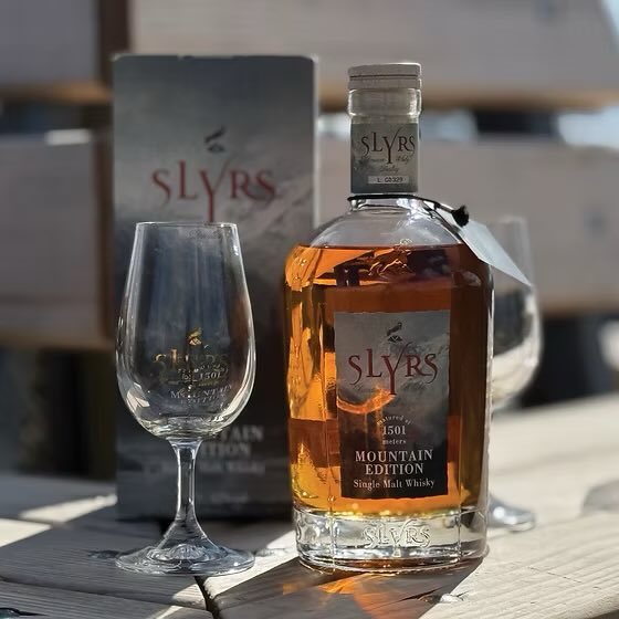 Kings_Barrel's tweet photo. 🏔️マウンテン・エディション

その名の通り山頂で熟成されたウイスキー🥃

スキーリフトに乗って運ばれる樽・・
おもしろい！
その数、わずか50樽✨

詳しくはこちら！
https://t.co/D2pk99VZhn https://t.co/KxCWNIgTY7