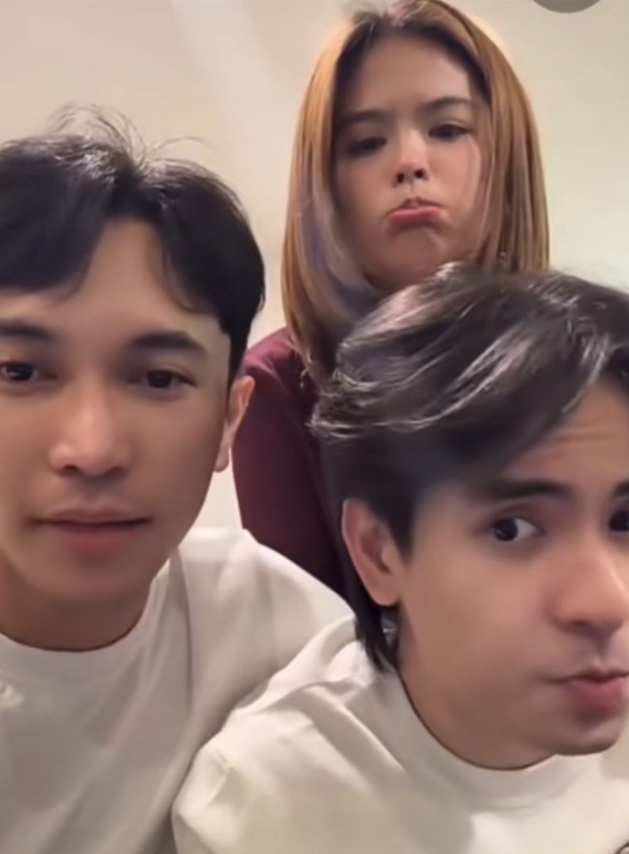Simp4Bea's tweet photo. Si cj lang pala talaga mag isa nung live na to no? HAHAHAHA https://t.co/kgvl5mmYyD