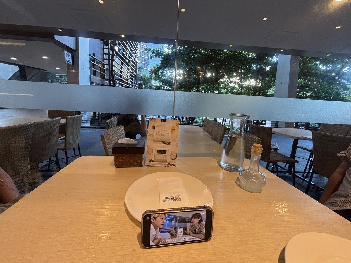 mai_onilover's tweet photo. レストランも行って同じ席に座らせてもらいました♡
サブの動画では反対側の壁の文字（お店の名前）がガラスに反射してたけど、スマホのカメラでは写らなかった🤣

③アドボライスとシズリングシシッグ
④レチョンカワリ
タイマーあったけどお料理来るの早かったです！
#おにラブ #聖地巡礼 https://t.co/tqHDtFOsD7